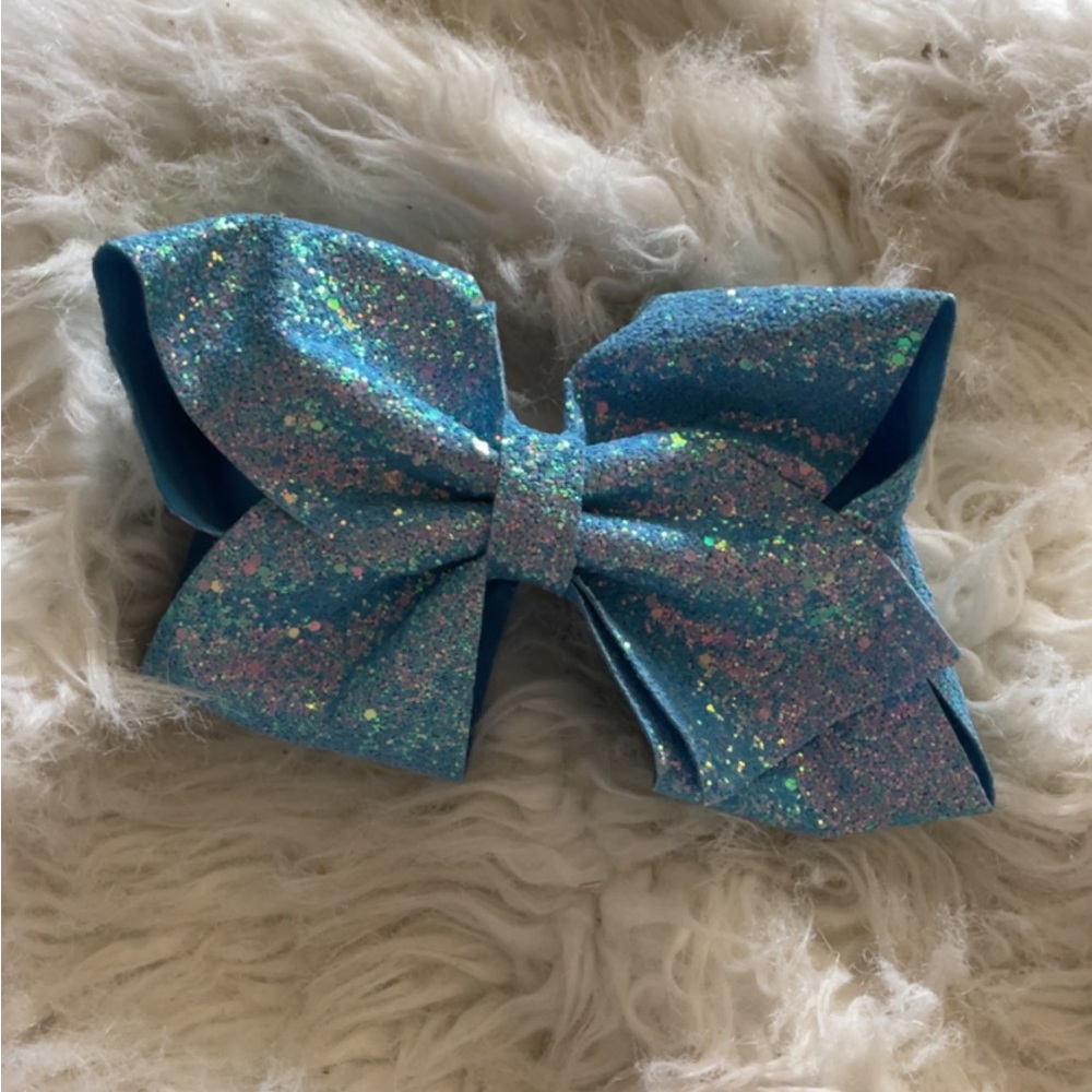 Girls hand made hair bow 💙